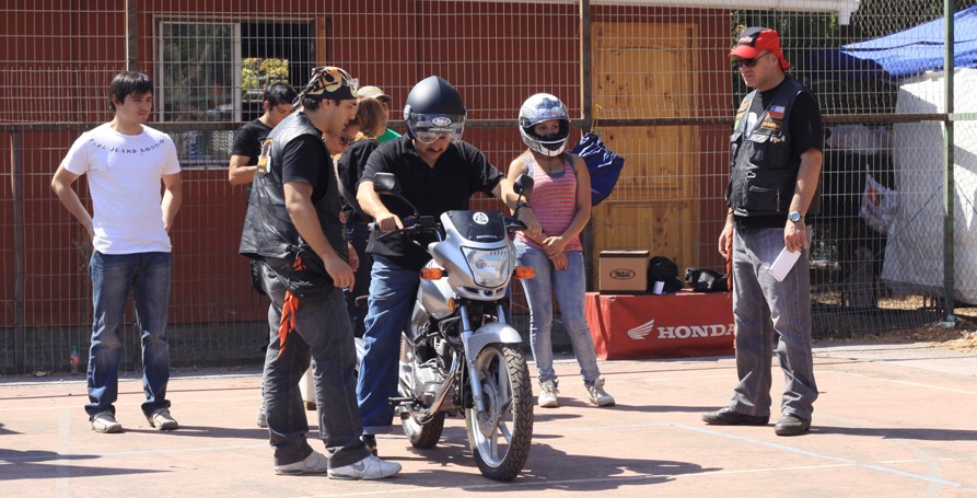 AMPROCH y En Moto Muévete enseñaron a conducir motocicletas en Maipú